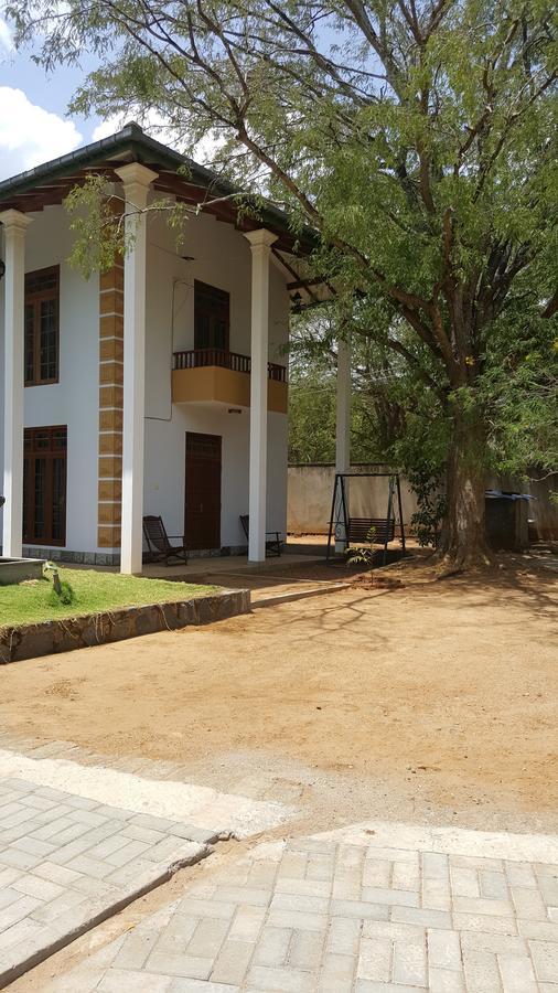 Lokuge Grand Resort กตรคาม ภายนอก รูปภาพ